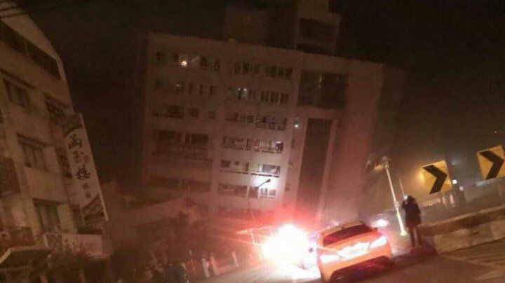 Cutremurul de 6,4 grade în Taiwan. Un hotel s-a prăbuşit. Foto: realitatea.net