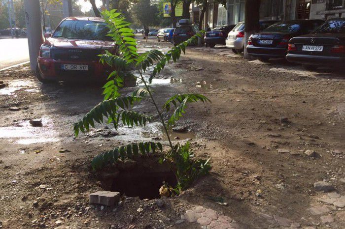 O mașină a rămas cu roata blocată din cauza unei guri de canalizare neacoperite. Foto: unimedia.info