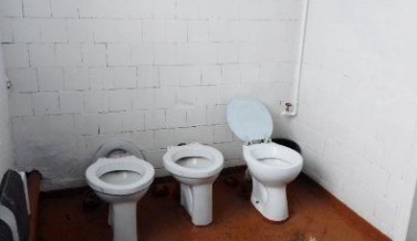 Дети со всей Молдовы прислали шокирующие фотографии школьных туалетов.