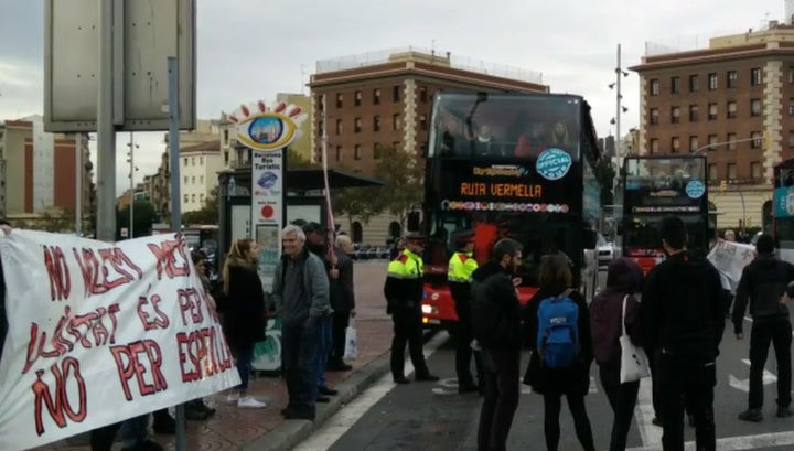 В Барселоне местные жители протестуют против туристов.