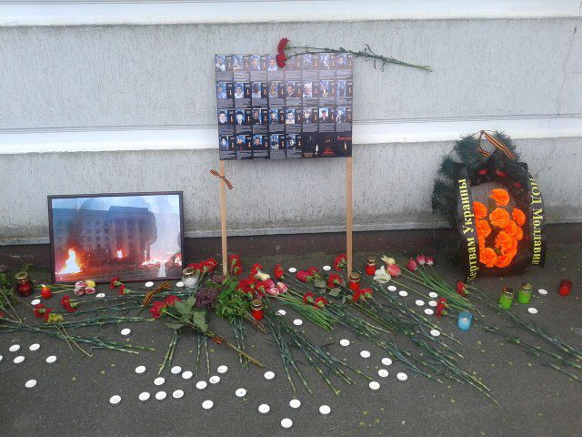 В Кишиневе почтили память погибших 2 мая 2014 года в Одесском доме профсоюзов на Украине. Фото: moldnews