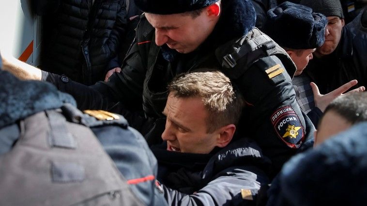 Liderul opoziției ruse, Aleksei Navalinîi a fost reținut de către poliție chiar la ieșirea din blocul în care locuiește.  
