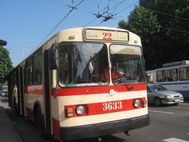Suflă vântul și îngheață nu doar afară, dar și în troleibuzele vechi
