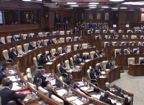 Proiectul de modificare a Codului Audiovizualului a fost inregistrat ieri in parlament si, in mare graba, s-a propus sa fie prezentat in comisii, dar unii deputati s-au opus.