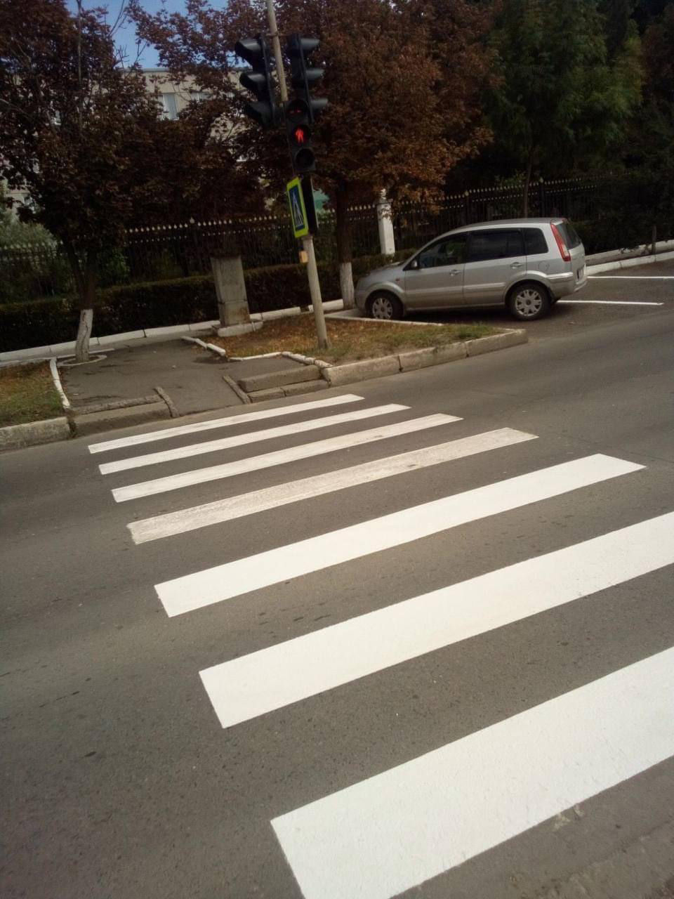 В Кишиневе наносят дорожную разметку возле учебных заведений.