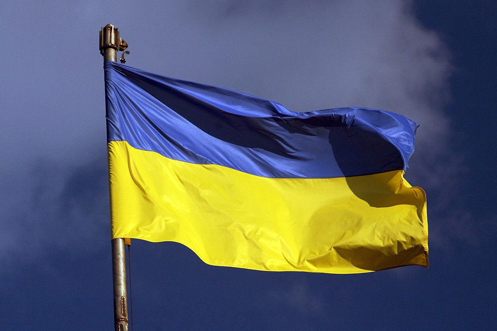 Посольство Украины анонсировало "решительную реакцию" на ситуацию с флагом.