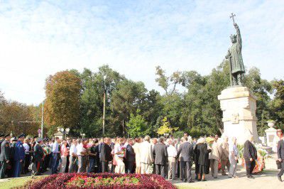 Высокопоставленные государственные чиновники возложили цветы к памятнику господарю Штефану чел Маре.