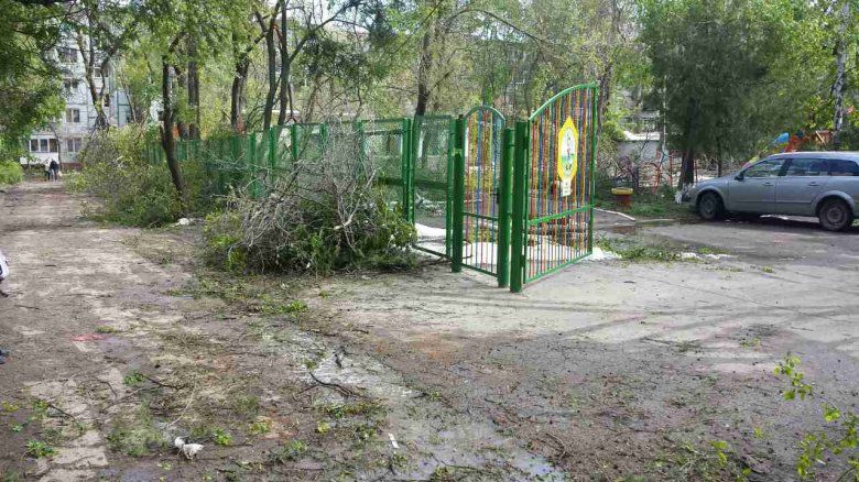 După ninsorile din aprilie, Chişinăul, curăţat de crengi în proporţie de 80 la sută. Foto: prime.md