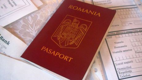 Moldovenii care au cetăţenie română ar putea pleca fără vize în SUA şi Canada. Foto:actelemele.ro