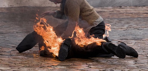 После ссоры с женой 39-летний мужчина поджёг себя на глазах у прохожих.