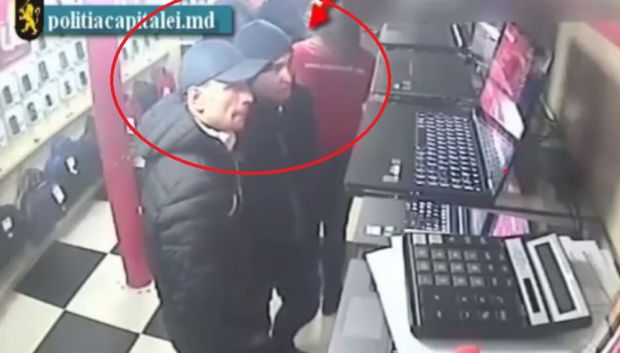 Doi tineri au fost daţi în căutare de poliţie, pentru furt. Cei doi au furat dintr-un magazin din capitală un laptop, după care au plecat într-o direcţie necunoscută.