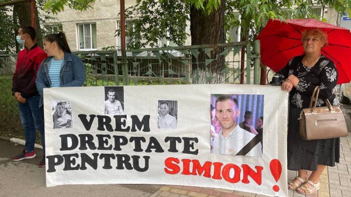 Родственники застреленного в Елизавете парня протестуют у здания суда.
