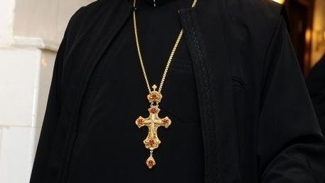 Un preot îşi atrage enoriaşii la Biserică printr-o metodă ciudată. 
