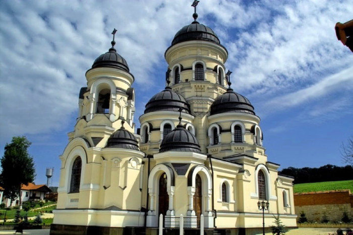 Te rogi online: Mănăstirile au pagini de internet cu pomelnice virtuale