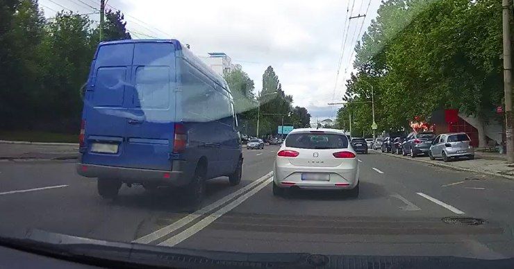 Выезд на встречную полосу микроавтобуса на Ботанике возмутил водителей.