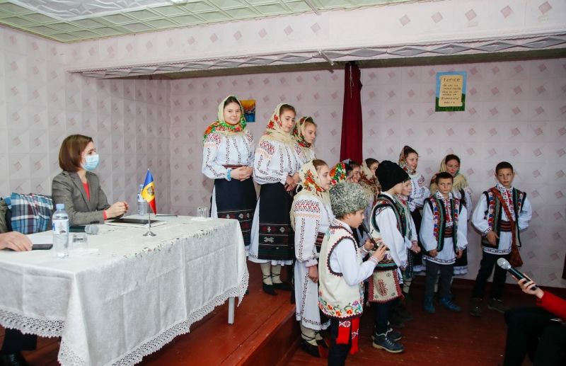Майя Санду посетила два населенных пункта Хынчештского района.