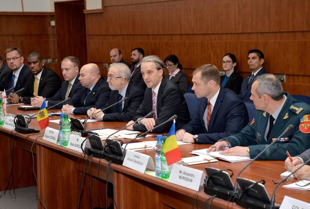 Стурза провел встречу с аккредитованными в Молдове послами.
