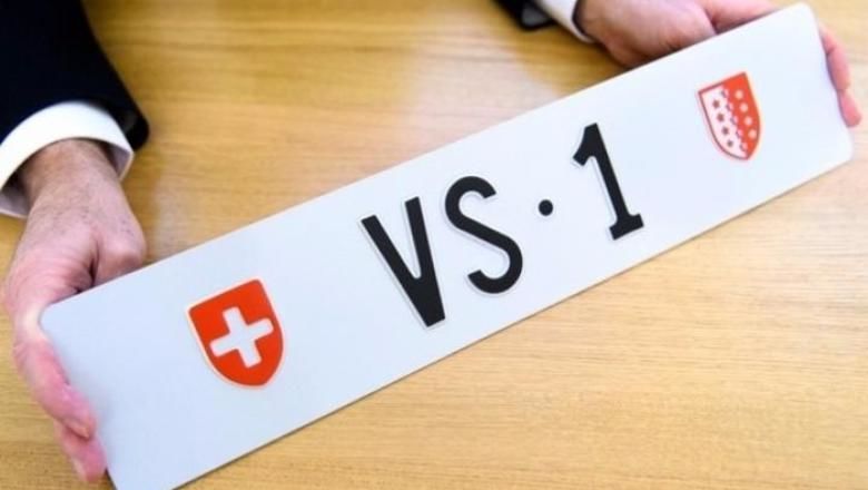 Житель Швейцарии заплатил 158 тысяч долларов (160 тысяч франков) за автомобильный номер VS 1 на аукционе.