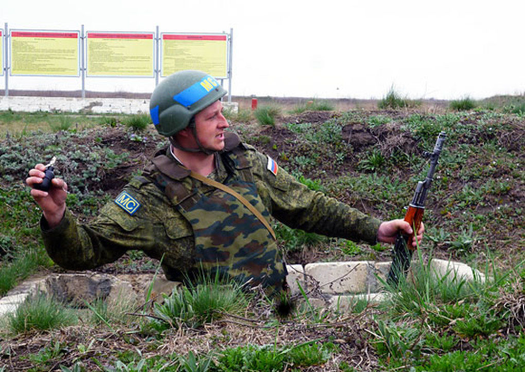 Militarii ruși din regiunea transnistreană se învață să folosească rachetele ghidate anti-tanc. 