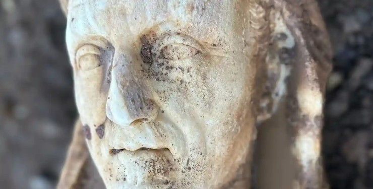 В Италии во время ремонта канализации нашли древнеримскую статую Геркулеса.
