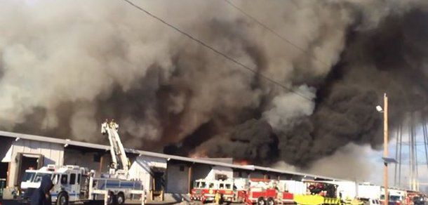 Un incendiu de proporţii a mistuit un parc industrial din SUA.  Foto: Mediafax