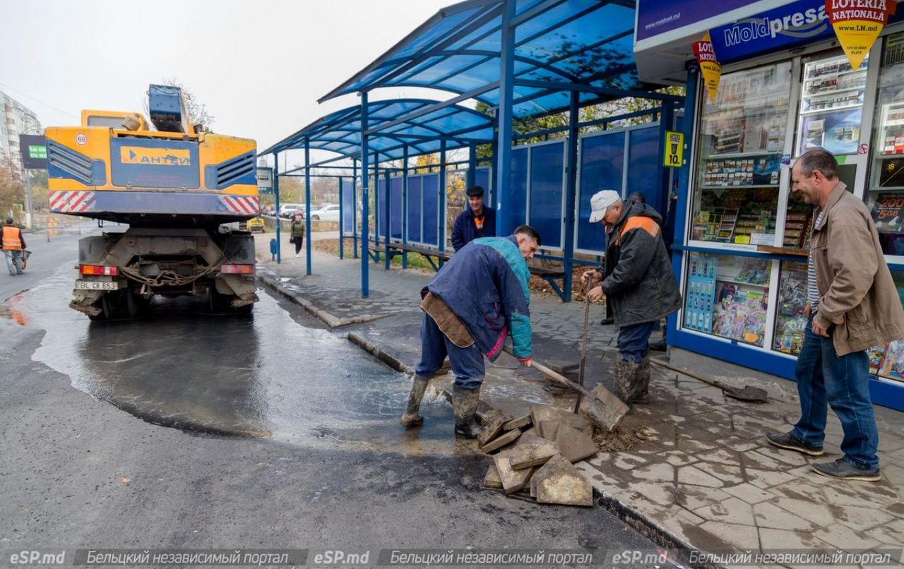 Ремонт улицы в Бельцах обернулся сильным прорывом водопровода.