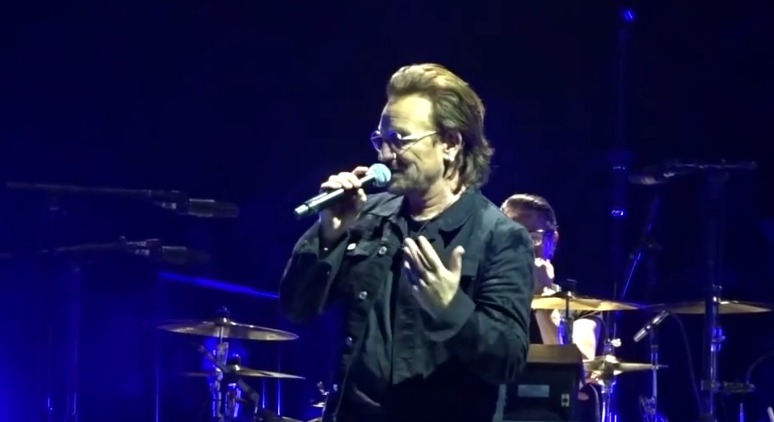 Боно из U2 потерял голос и не смог допеть.