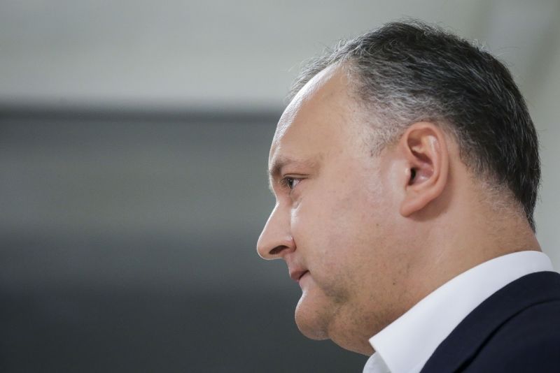 Mănuşi de zidar pentru Igor Dodon. Din partea cui este cadoul. Foto: stiripesurse.ro
