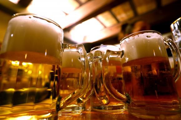Un bărbat, rămas încuiat într-un frigider din supermarket, a băut toată berea