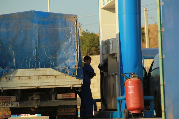 Amintim că, deși cotațiile internaționale la barilul de petrol s-au redus cu până la 50%, experții susțin că petroliștii din R. Moldova au operat ieftiniri nesemnificative la panouri.