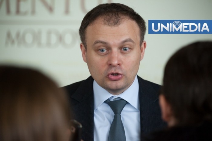 Vicepreşedintele parlamentului, deputatul democrat Andrian Candu a precizat că scopul proiectului este să le acorde deputaţilor aceleaşi drepturi ca oricărui cetăţean şi să nu se bucure de imunitate exagerată.