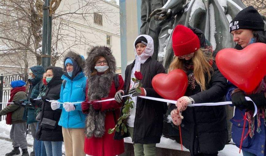 В Москве девушки выстроились в "цепь солидарности" с Юлией Навальной.
