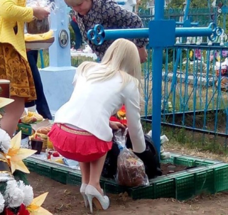 "Săptămâna modei în cimitir". Cum s-au îmbrăcat moldovencele la Paştele Blajinilor. Foto: facebook.com/moldovamea.md