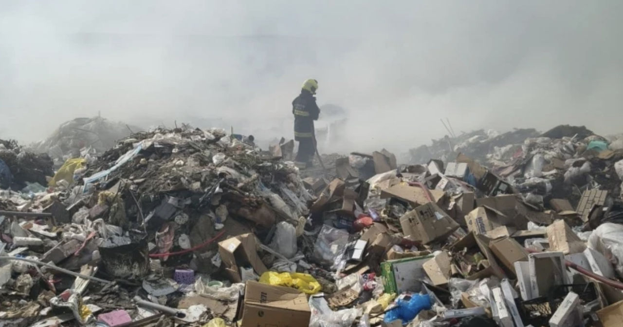 Пожар на мусорной свалке в Оргееве пока не удалось ликвидировать.