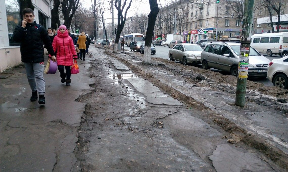 Primarul susține că în Chișinău nu este glod, ci praf, în comparație cu peisajele din sate. Foto: diez.md