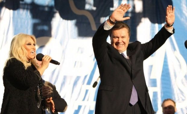 Экс-президент Украины Янукович на концерте.