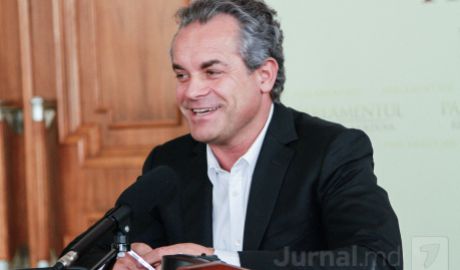 Если бы законопроект был бы утвержден, то это бы повлияло на целостность медийного траста Плахотнюка.