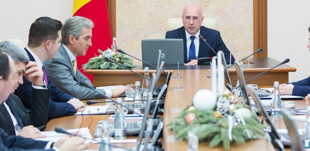 Miniștrii, îndemnați să se țină mai departe de campania electorală