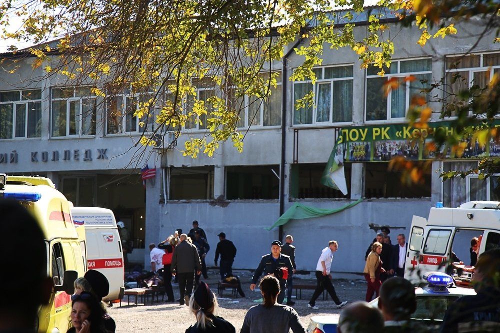 Очевидцы: Раненая вахтер Керченского колледжа продолжала спасать студентов.