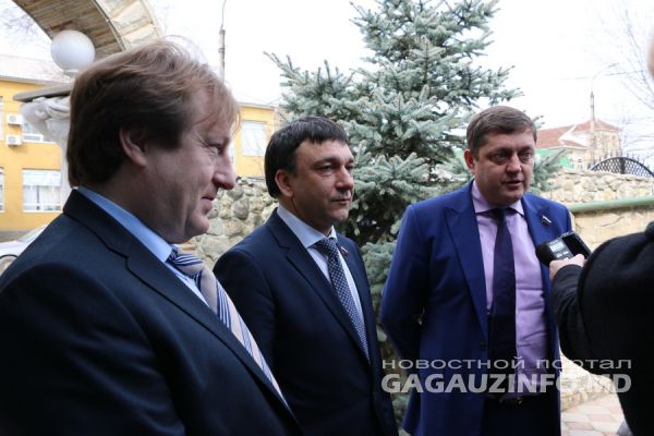 В составе делегации РФ - депутат от партии «Единая Россия» Владимир Афонский и представители «Справедливой России» Александр Четвериков и Олег Пахолков. Фото: gagauzinfo.md