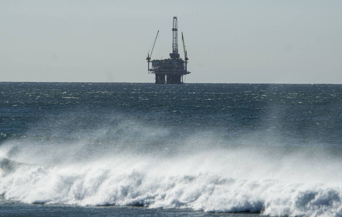 Цена нефти Brent на бирже ICE выросла до $77 за баррель впервые с 22 июня.