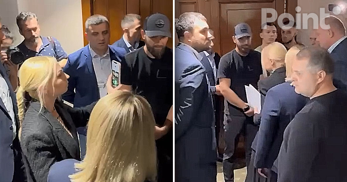 Депутаты, отстранённые от пяти заседаний, пытались прорваться в зал парламента.