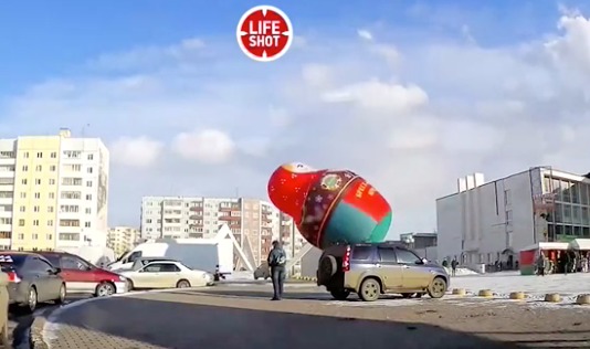 В Братске на запись с видеорегистратора автомобиля попала огромная матрёшка, летавшая по улицам города. 