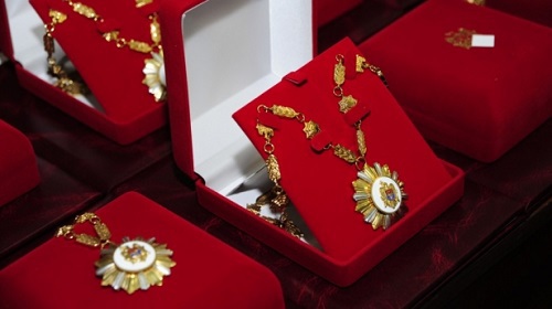 Decorațiile au fost oferite la propunerea Ministerului Afacerilor Externe și Integrării Europene, precum și a partidelor care formează Coaliția pentru Guvernare Pro-Europeană.