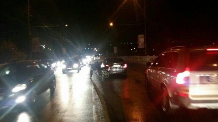 Un motociclist a lovit două maşini de lux în centrul Capitalei. Foto: publika.md.