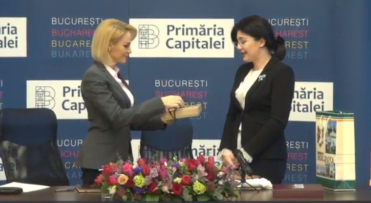 Schimb de cadouri între Silvia Radu și Gabriela Firea. Foto: unimedia