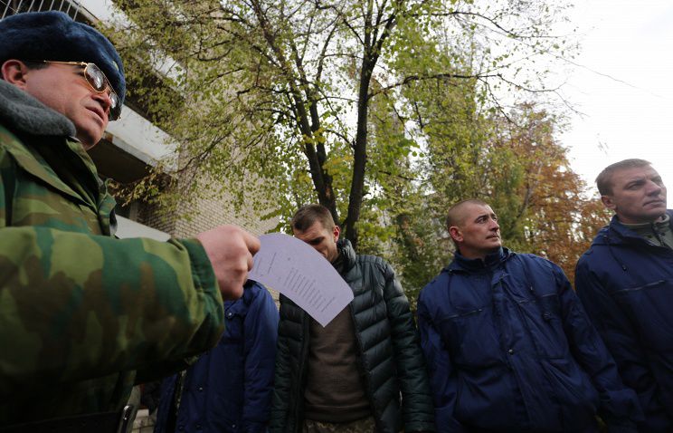 По словам Тандита, в заложниках в Донбассе находится около 140 человек.