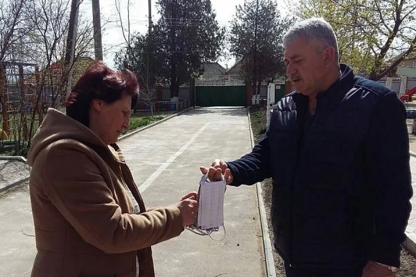 Власти Вулканешт выдали медицинские маски работникам подотчетных учреждений.