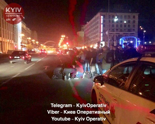 В Киеве неизвестные ранили полицейского и угнали полицейский автомобиль.