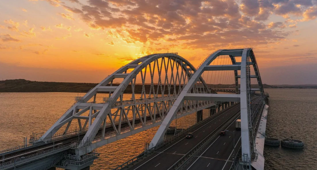 Лондон: Россия пытается защитить Крымский мост баржами.